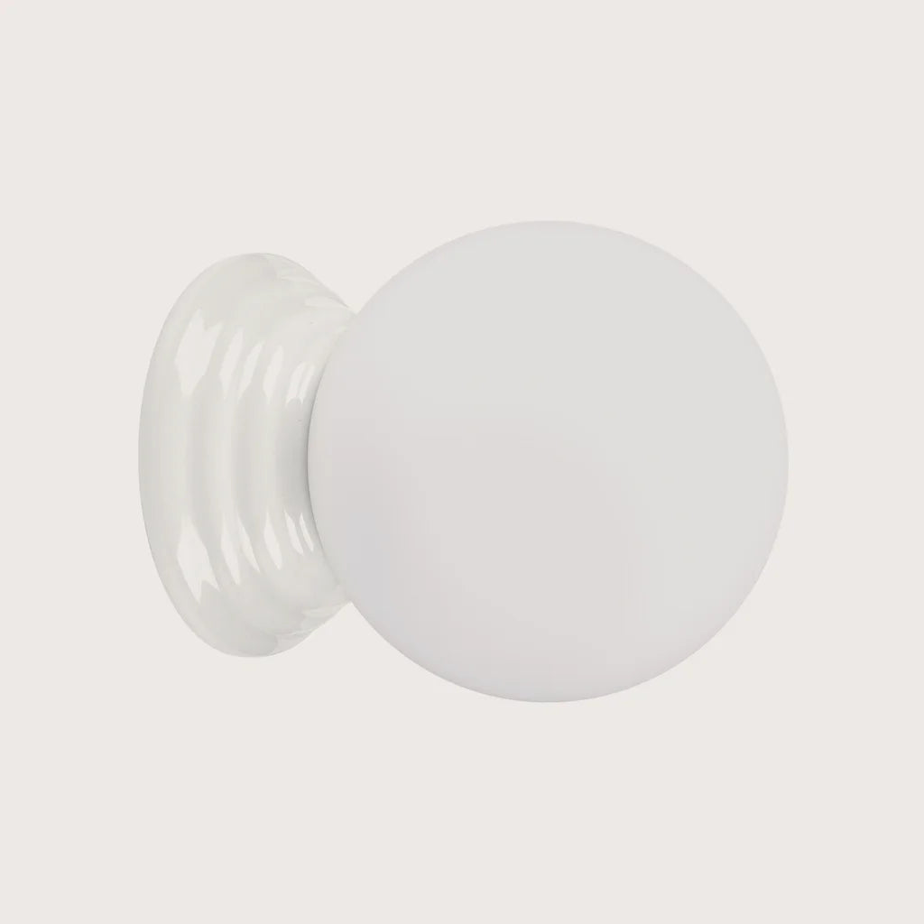 Applique murale globe opale sur rosace en céramique émaillée, coloris blanc