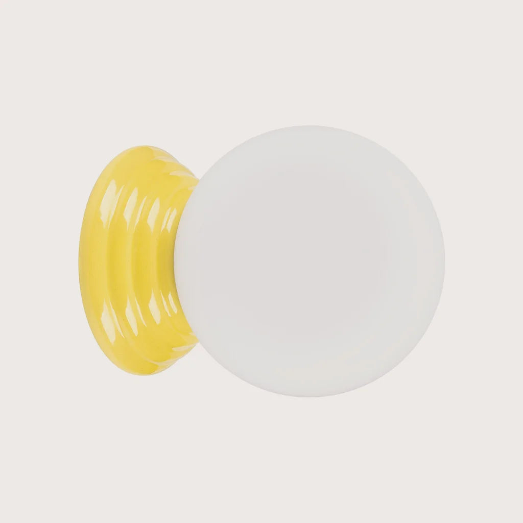 Applique murale globe opale sur rosace en céramique émaillée, coloris jaune