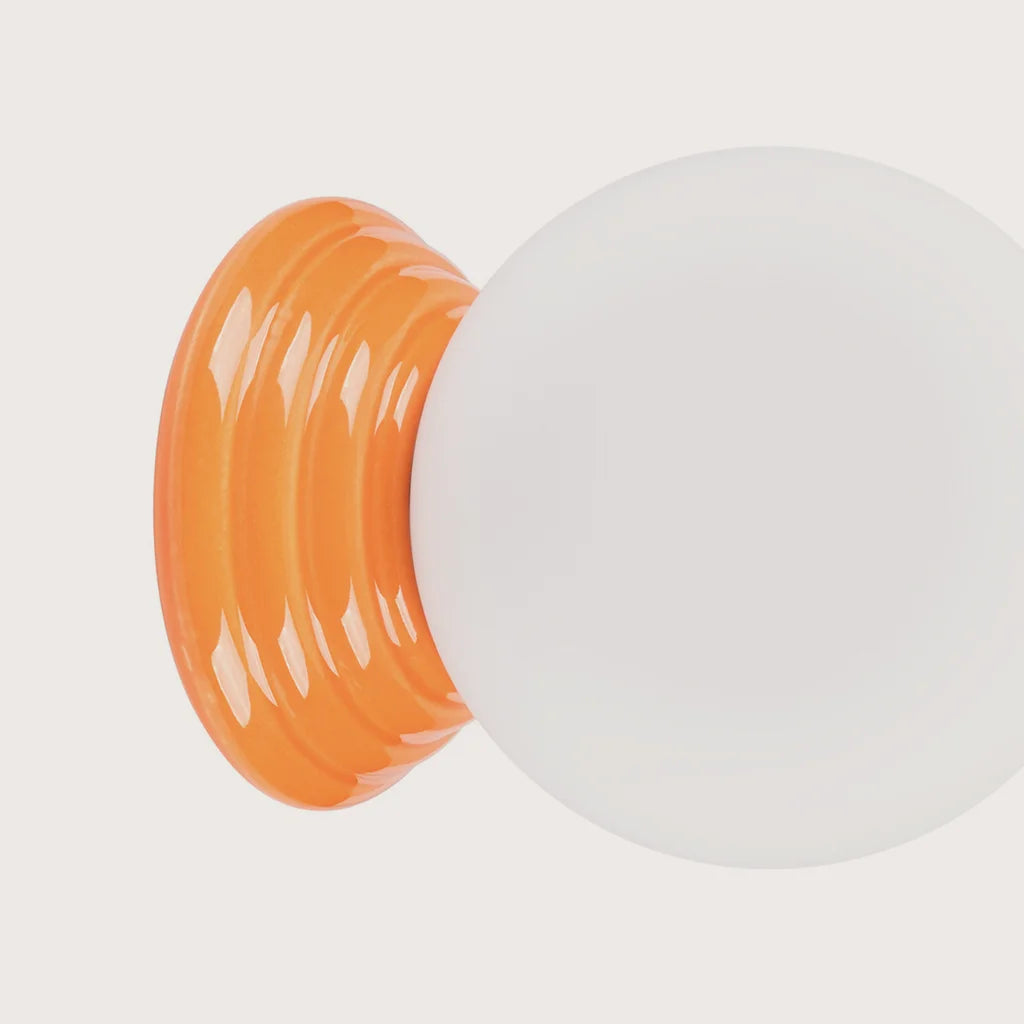 Applique murale globe opale sur rosace en céramique émaillée, coloris orange