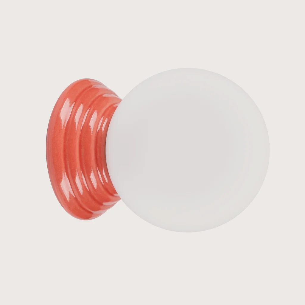 Applique murale globe opale sur rosace en céramique émaillée, coloris pêche