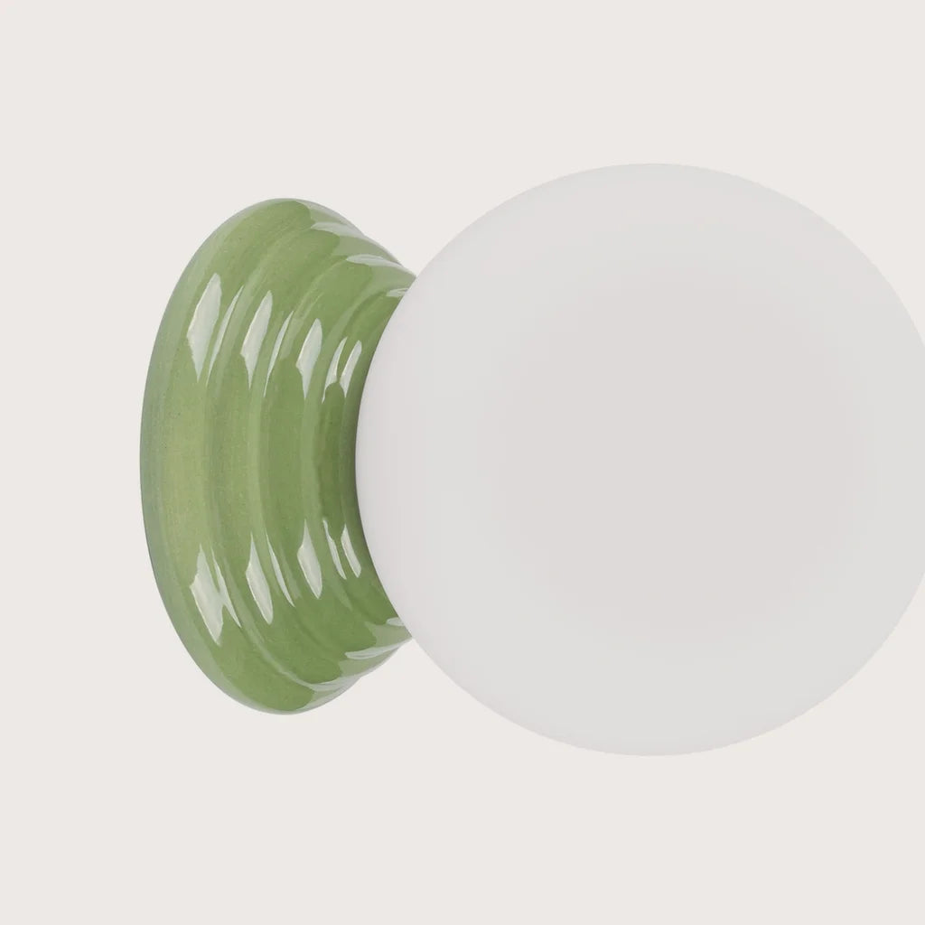 Applique murale globe opale sur rosace en céramique émaillée, coloris vert olive