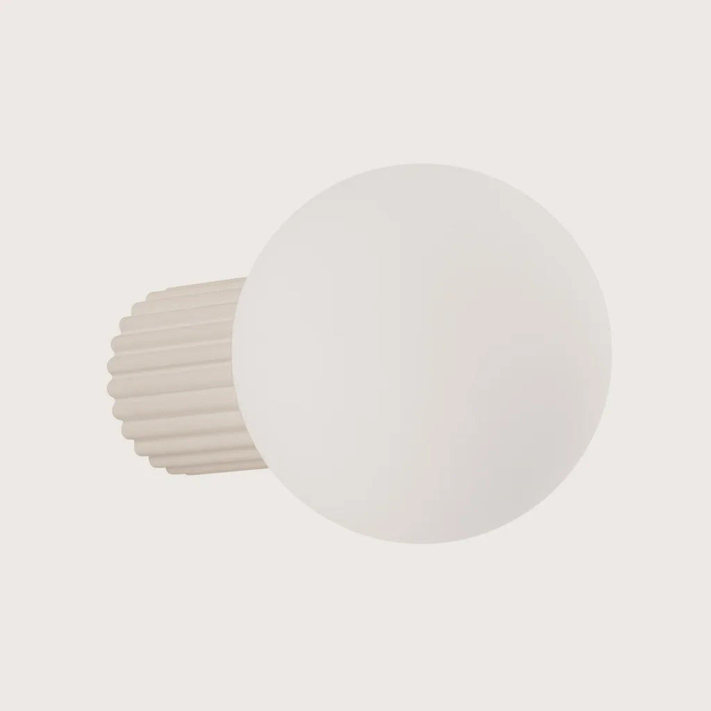 Applique murale globe opale sur cylindre cannelé, coloris beige