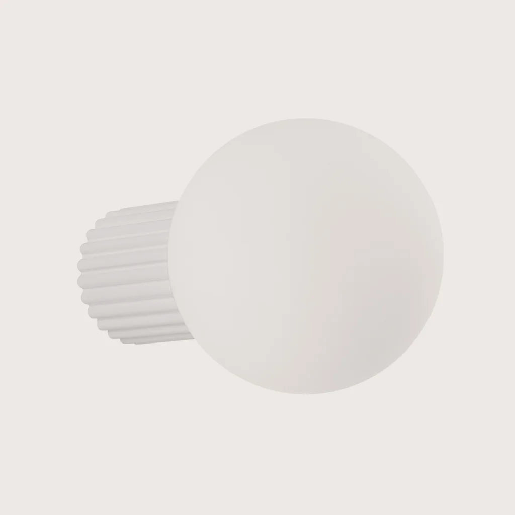 Applique murale globe opale sur cylindre cannelé, coloris blanc