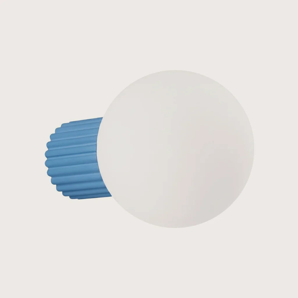 Applique murale globe opale sur cylindre cannelé, coloris bleu clair