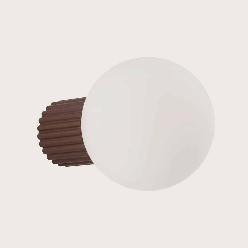Applique murale globe opale sur cylindre cannelé, coloris marron