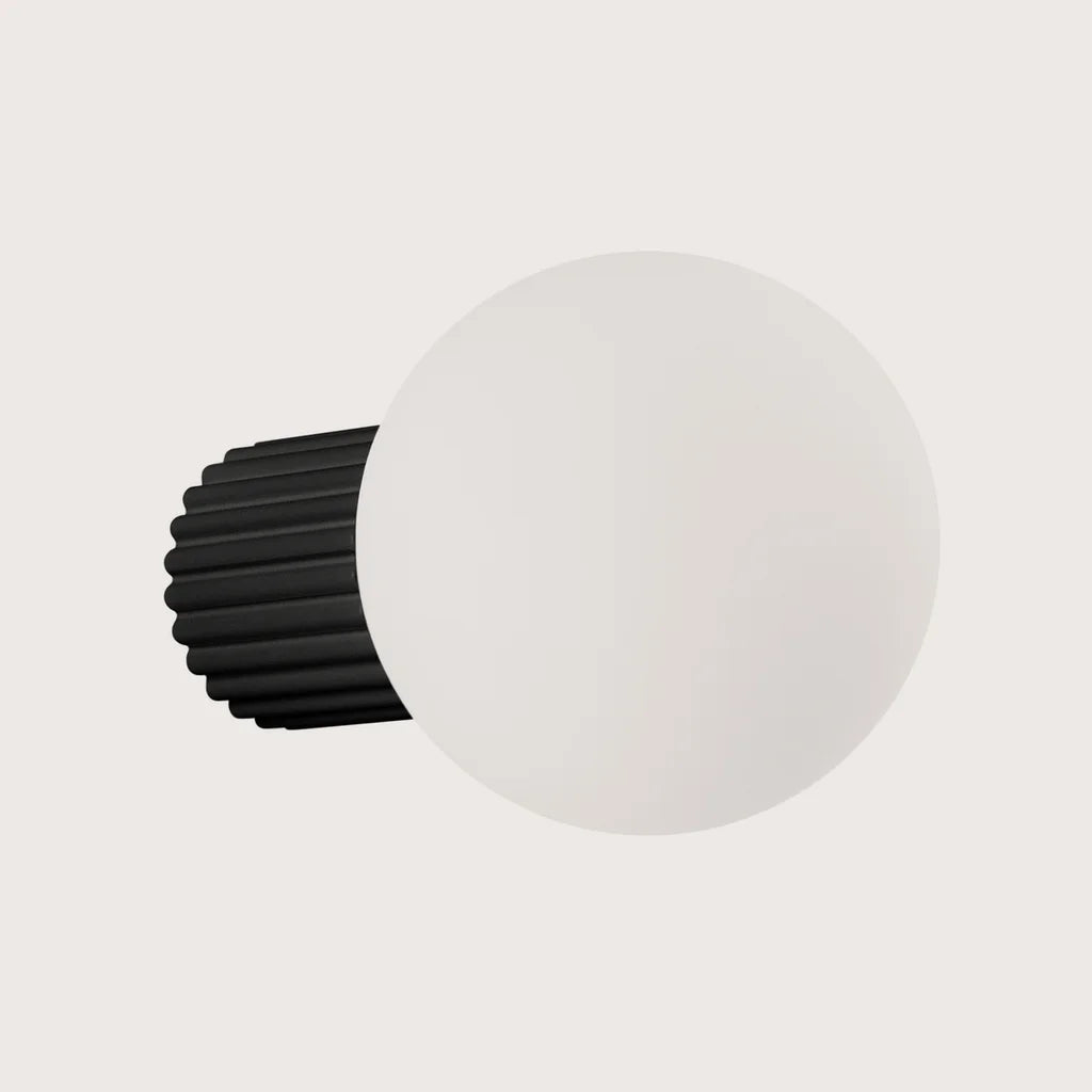 Applique murale globe opale sur cylindre cannelé, coloris noir