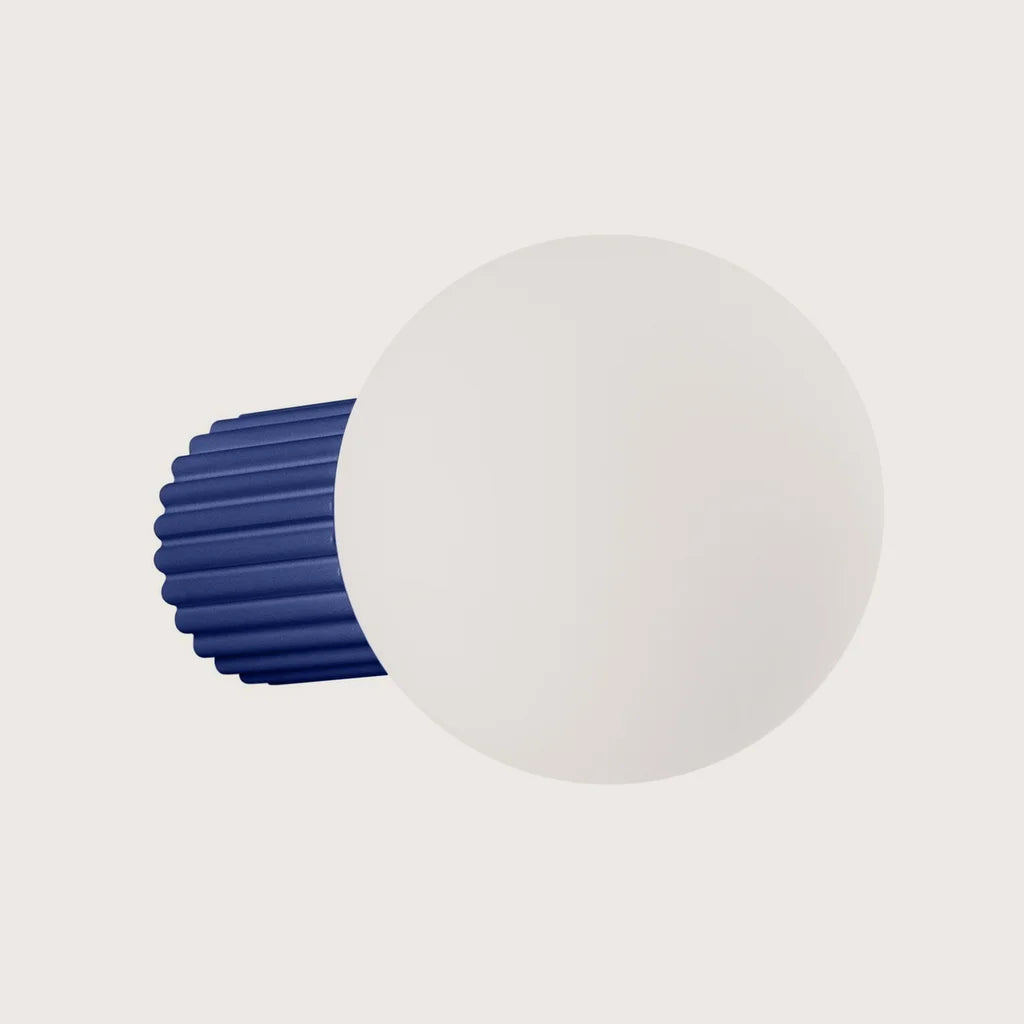 Applique murale globe opale sur cylindre cannelé, coloris outremer