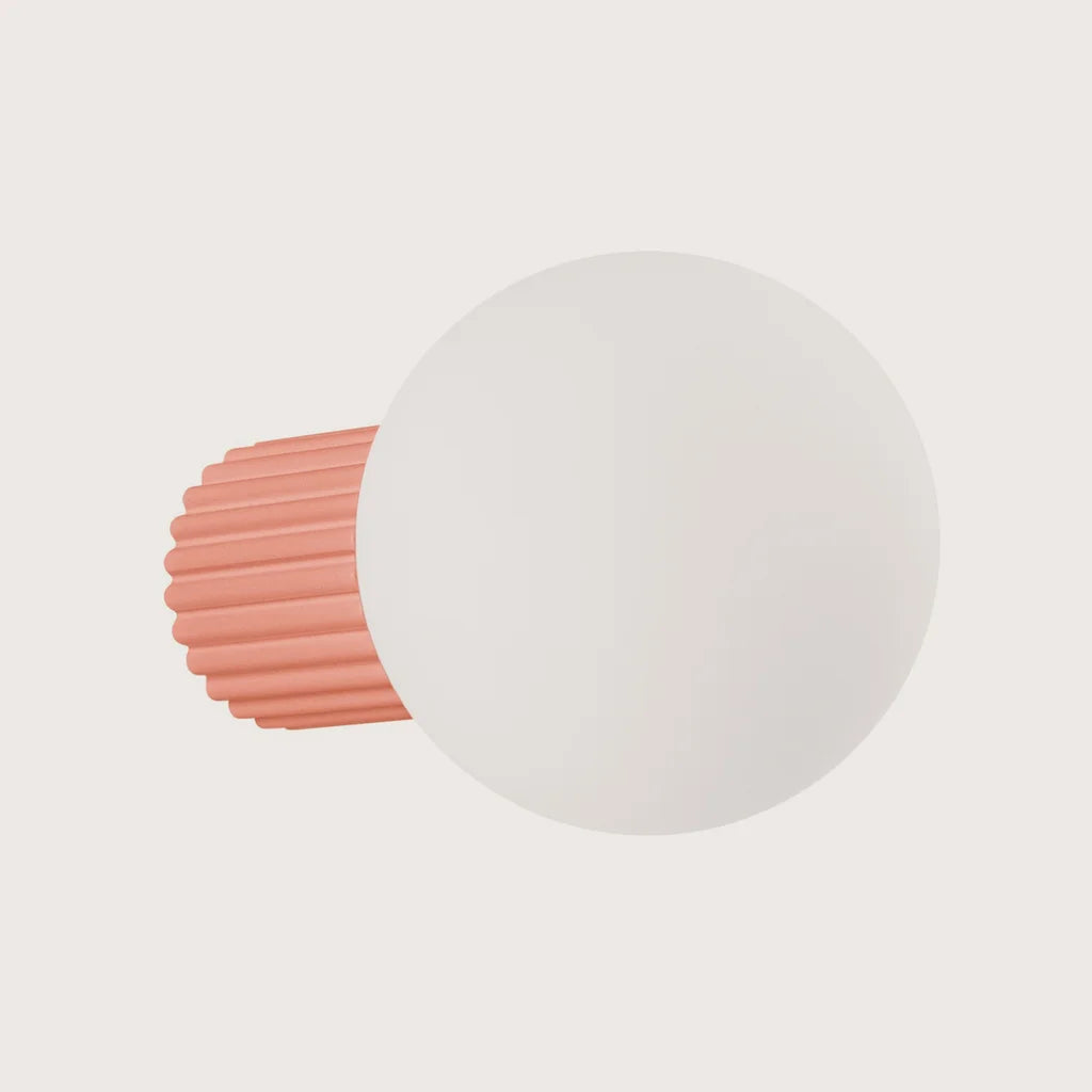 Applique murale globe opale sur cylindre cannelé, coloris pêche