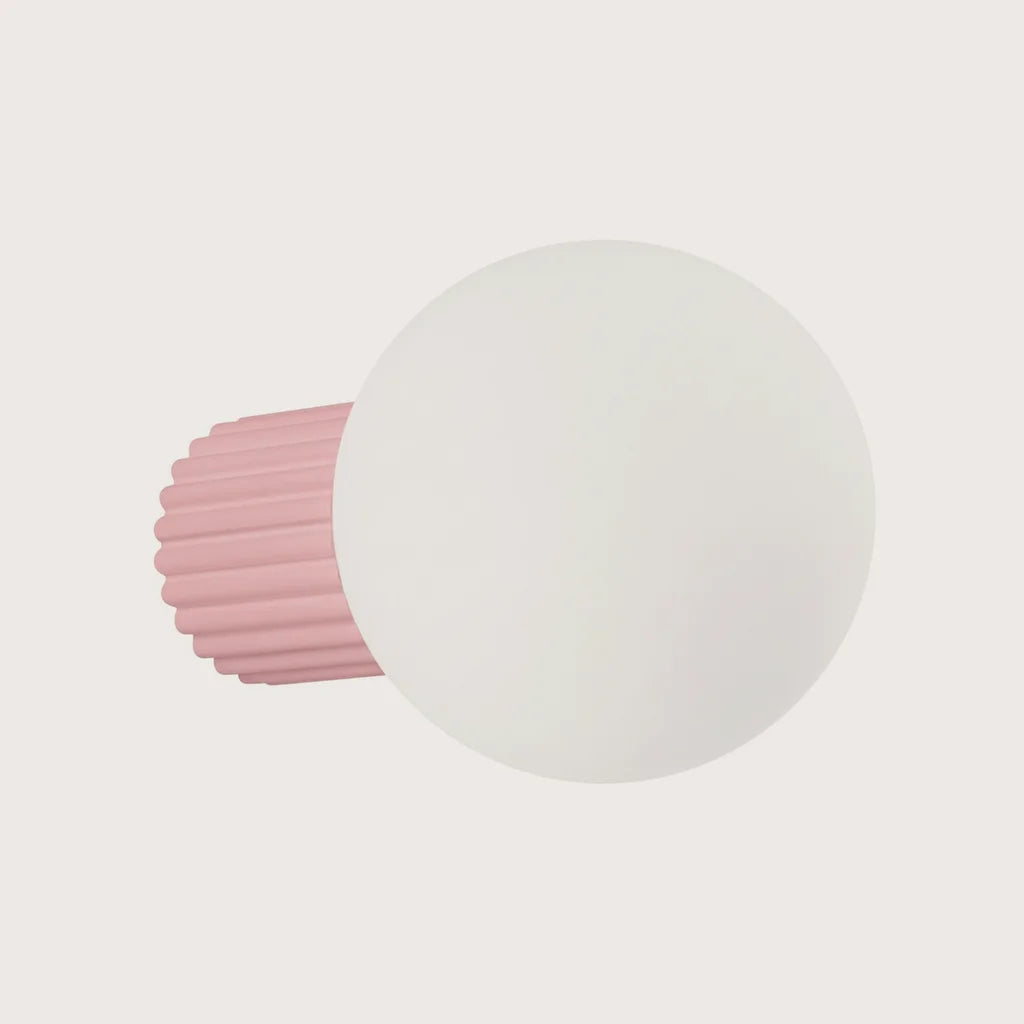 Applique murale globe opale sur cylindre cannelé, coloris rose