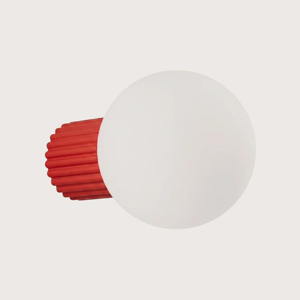 Applique murale globe opale sur cylindre cannelé, coloris rouge