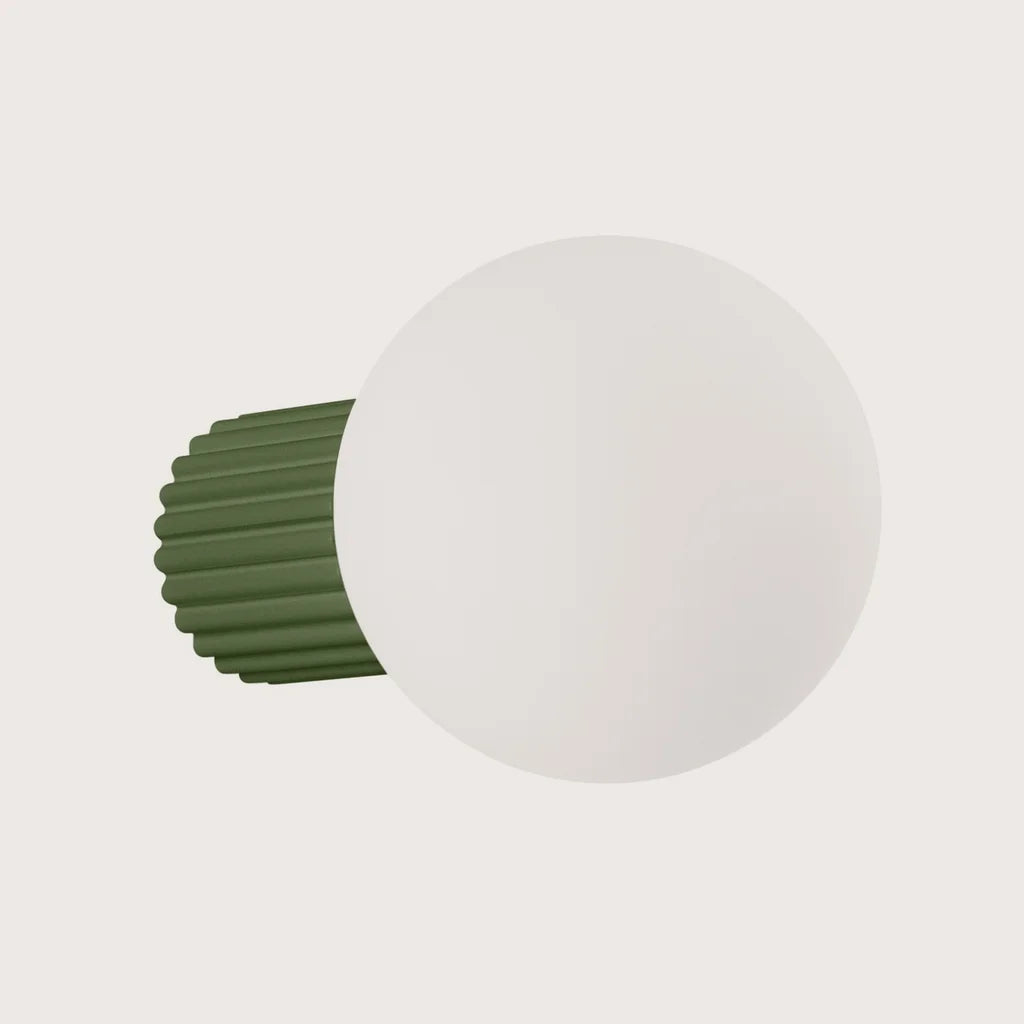 Applique murale globe opale sur cylindre cannelé, coloris vert olive