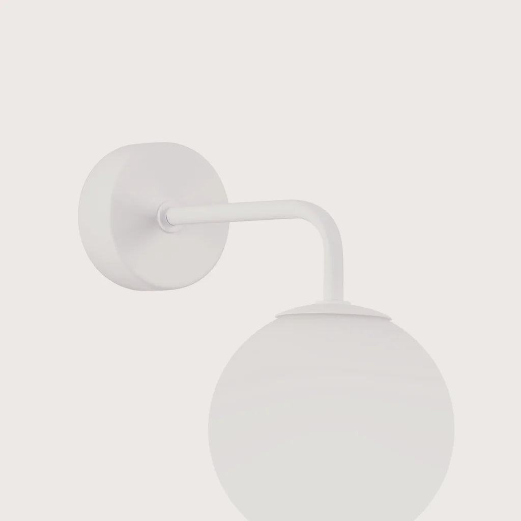 Applique murale globe opalin sur bras coudé, coloris blanc