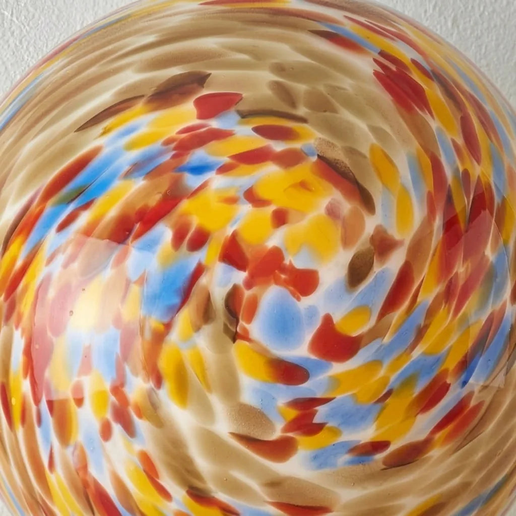 Détail du verre à confettis colorés de l'applique globe