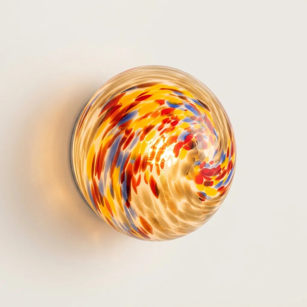 Applique murale globe en verre à confettis colorés, allumée
