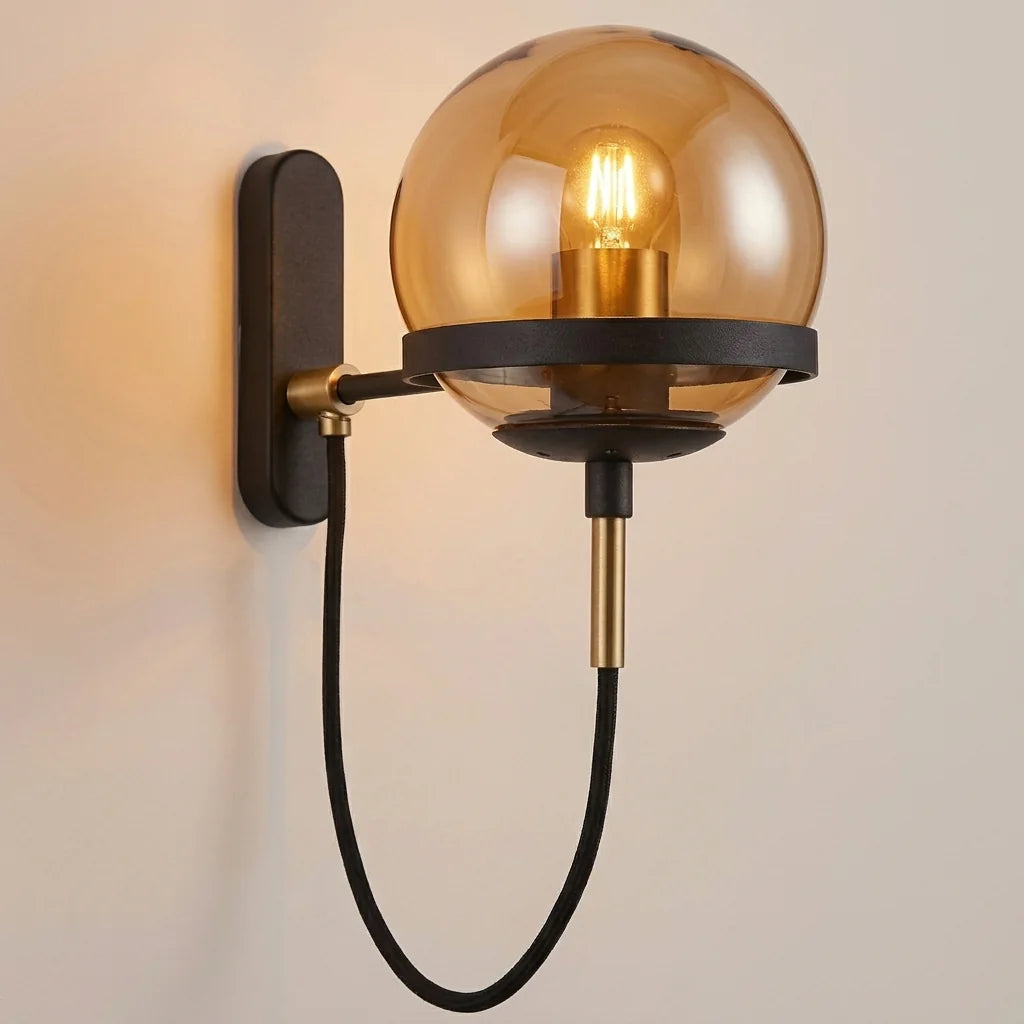 Applique murale globe en verre ambré et métal noir
