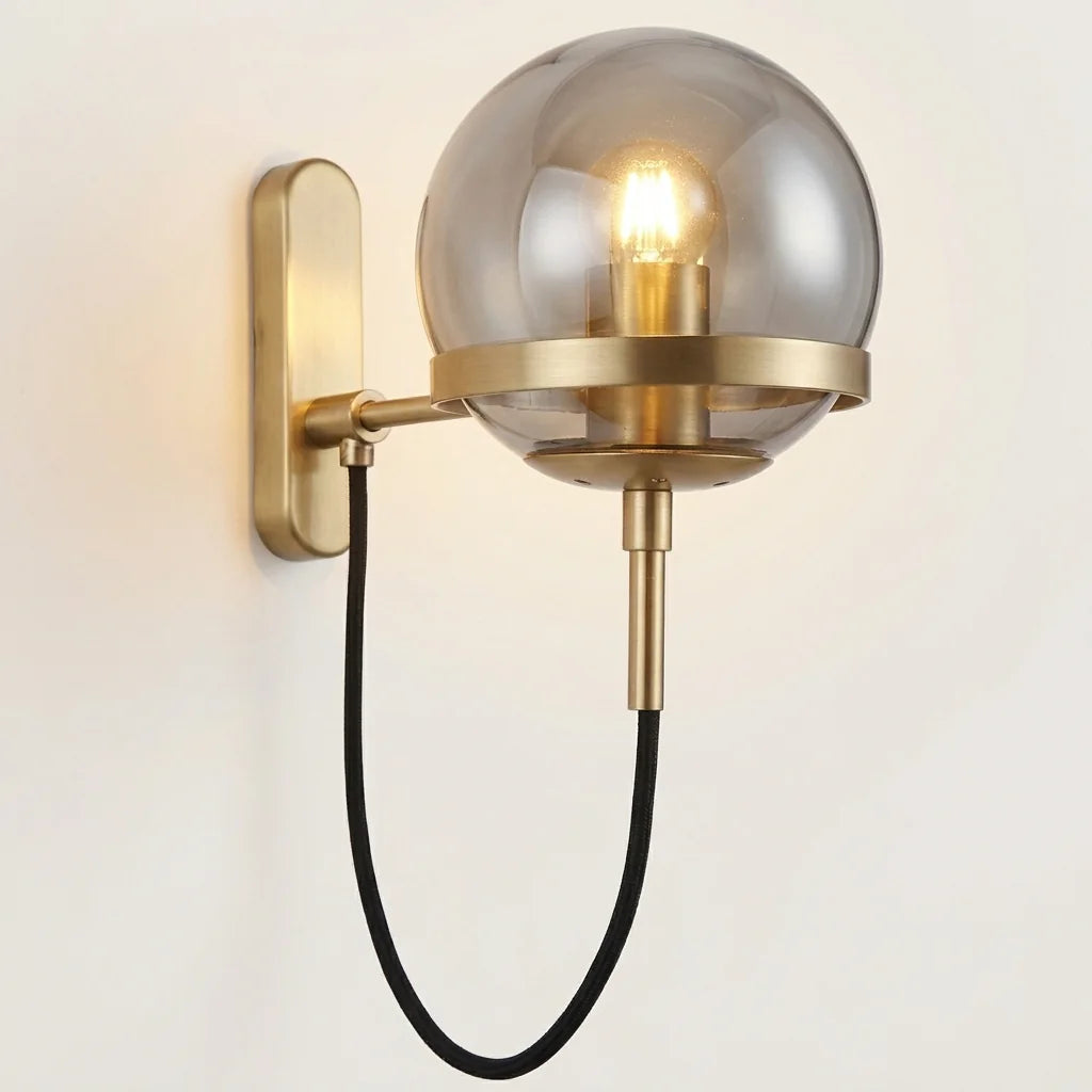 Applique murale globe en verre gris fumé et laiton