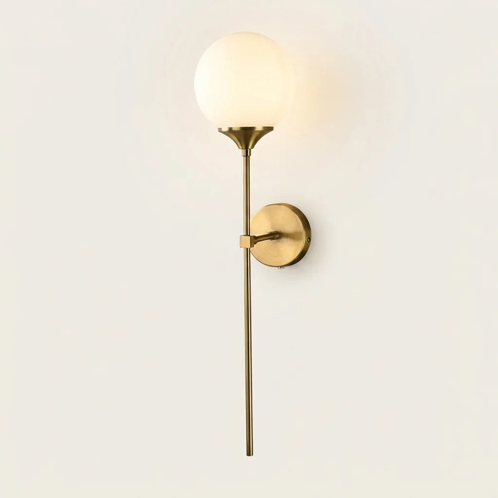 Applique murale dorée à tige et globe en verre opalin blanc