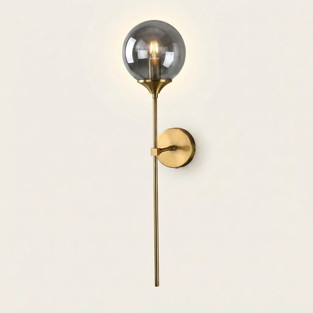 Applique murale dorée à tige et globe en verre fumé