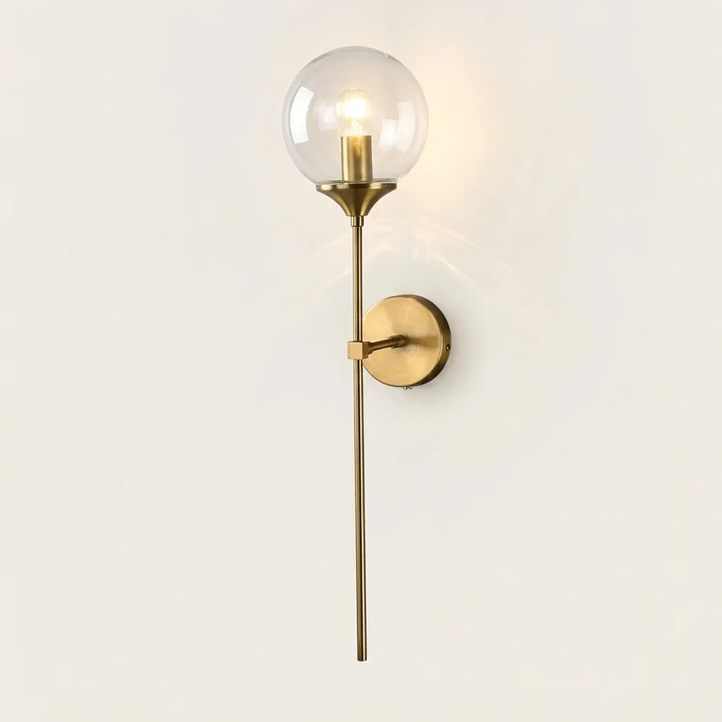 Applique murale dorée à tige et globe en verre transparent