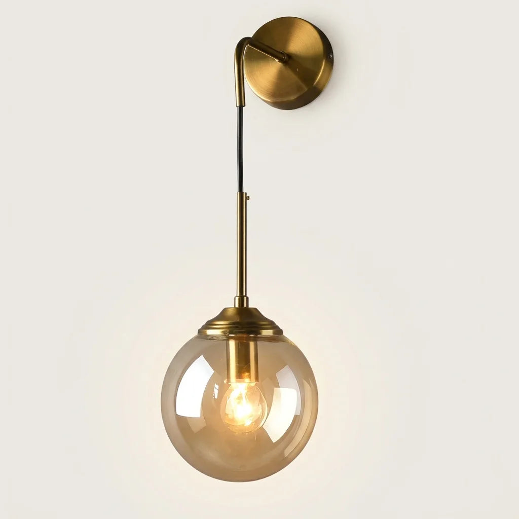 Applique murale suspendue dorée et globe en verre ambré