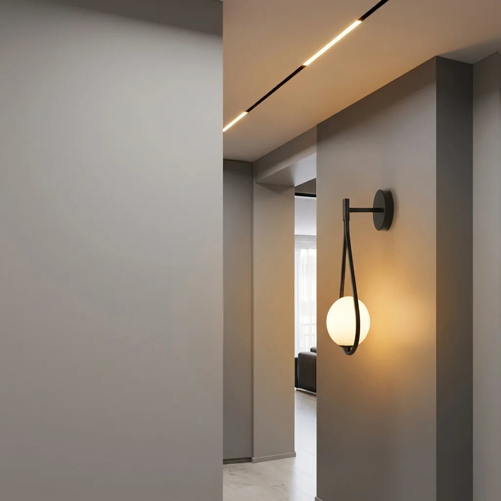 Applique goutte noire allumée dans un couloir moderne