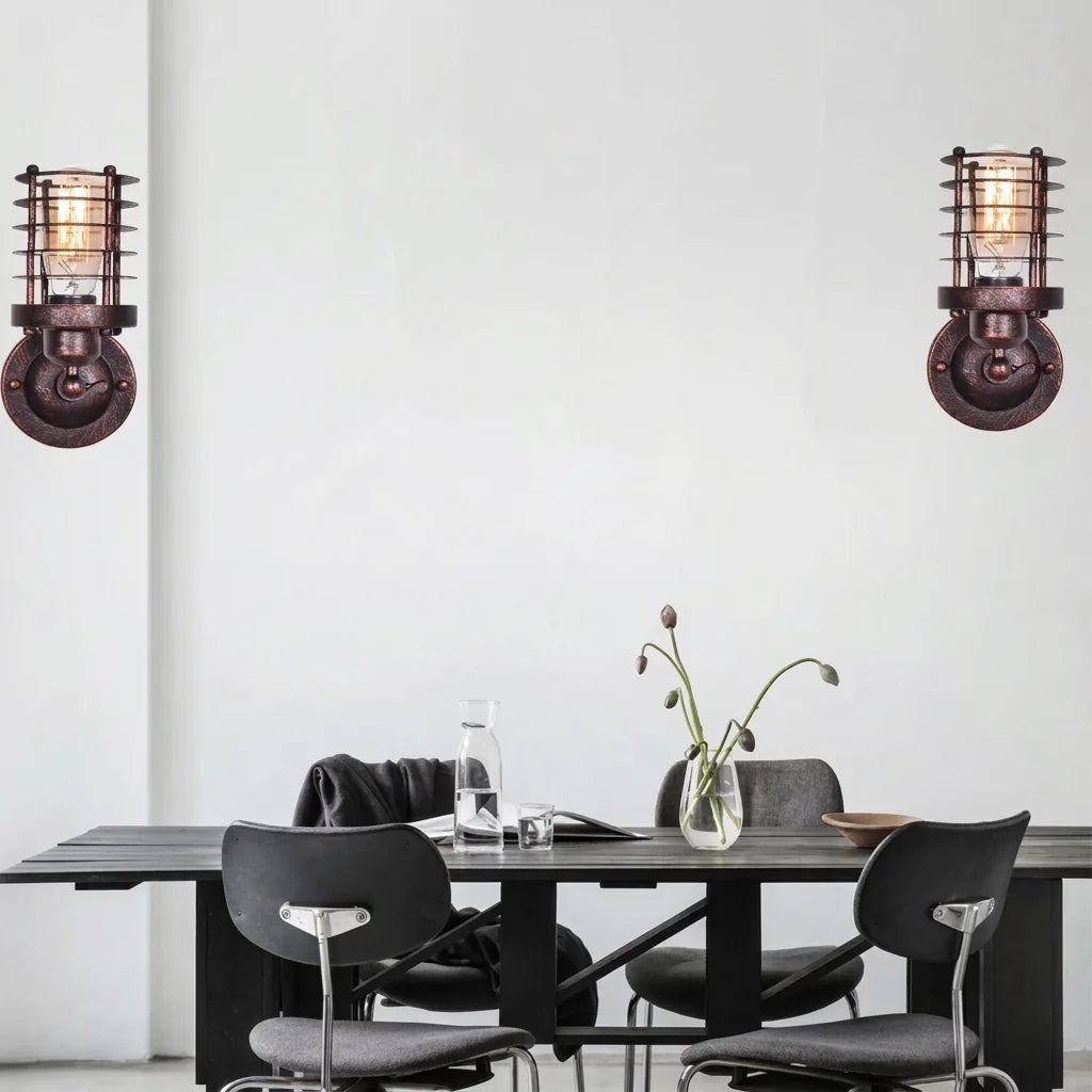 Deux appliques cage rouillées au-dessus d'une table noire