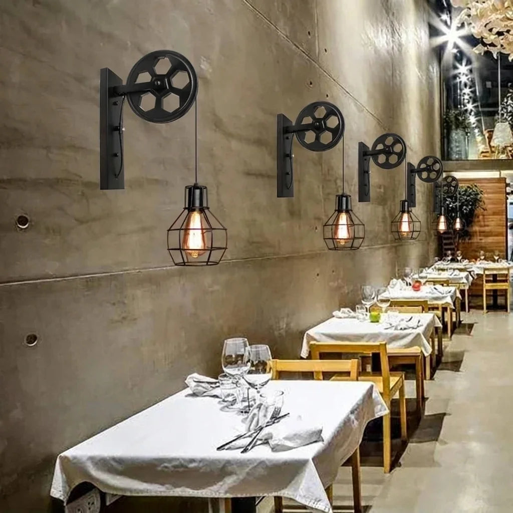 Rangée d'appliques à poulie noires le long d'un mur en béton de restaurant