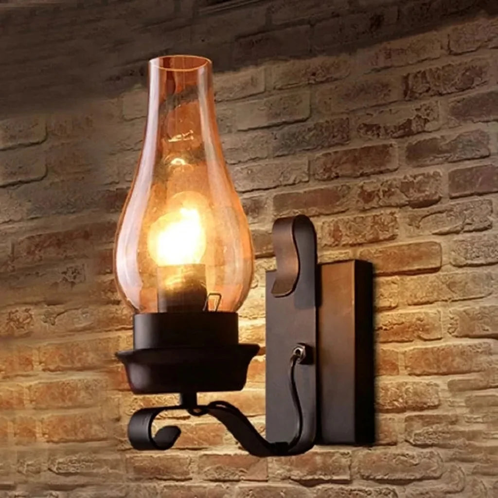Applique lampe tempête allumée sur un mur en briques