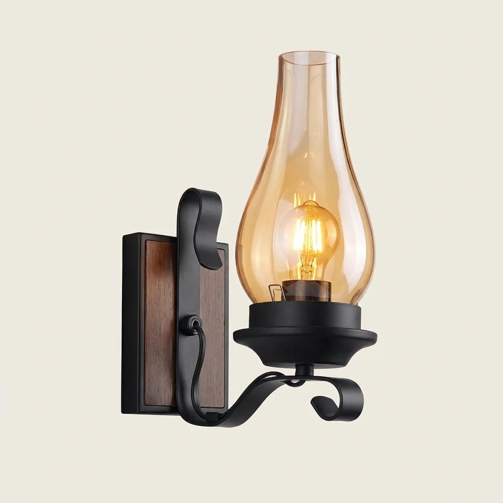 Applique murale lampe tempête en fer forgé noir et verre ambré, allumée