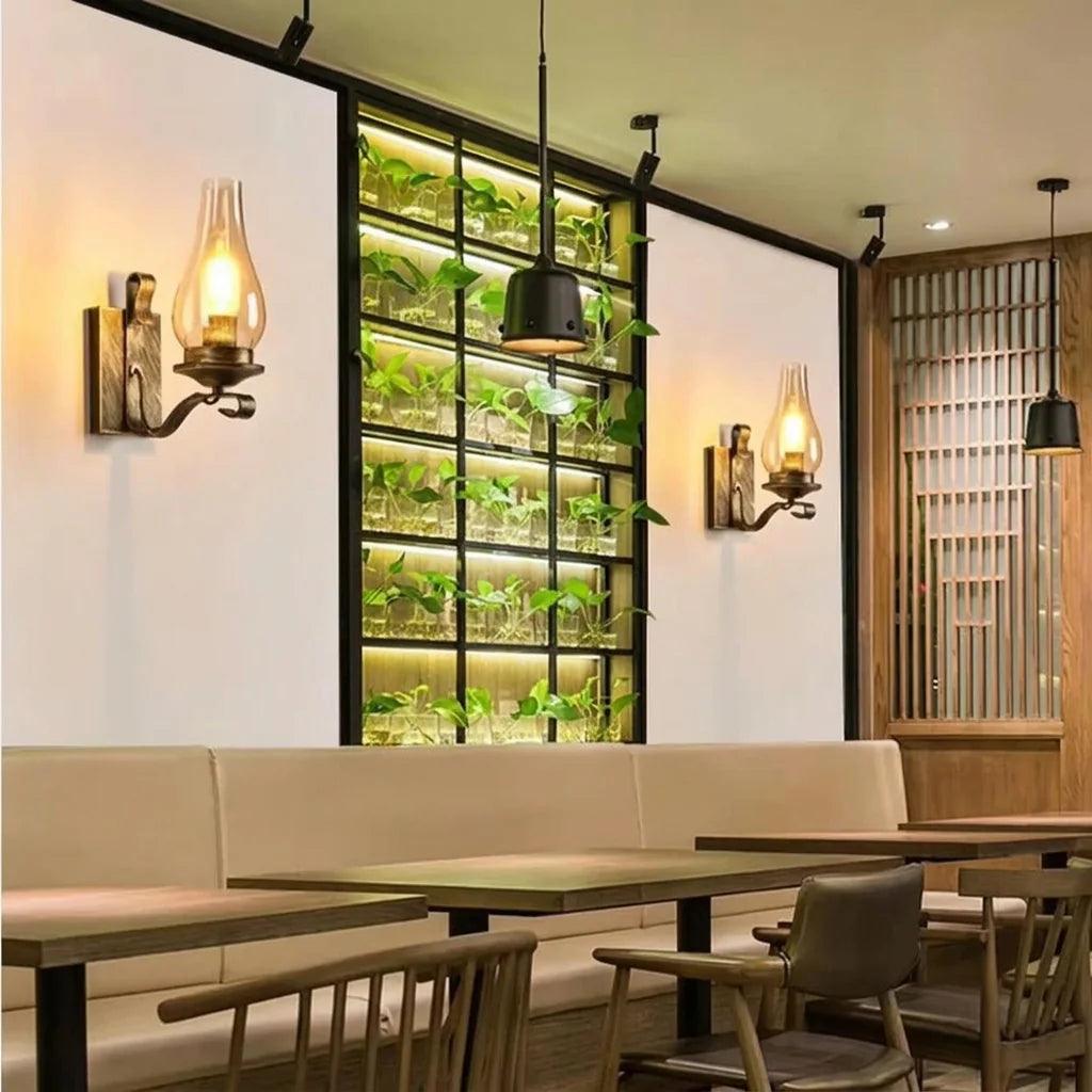 Deux appliques lampe tempête dans un restaurant au décor bois