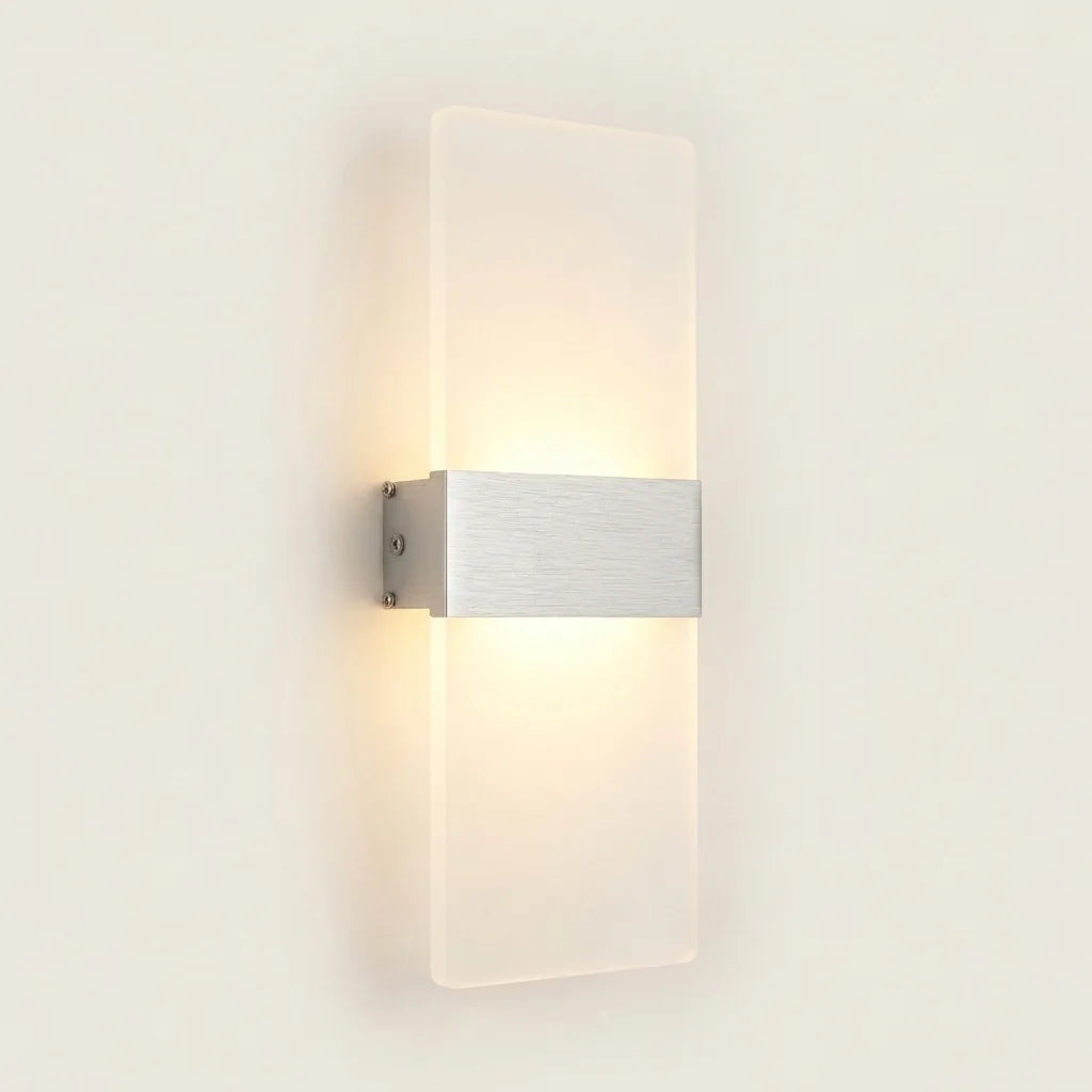 Applique murale LED acrylique et bandeau argenté, allumée
