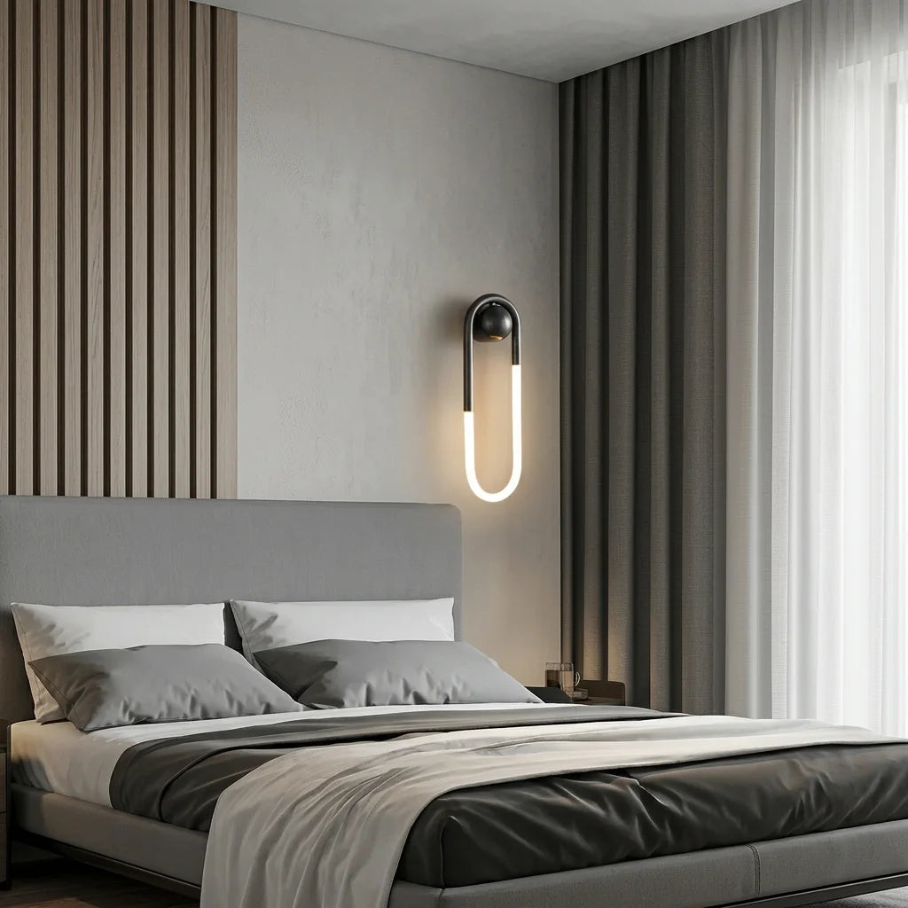 Applique LED boucle noire près d'une tête de lit grise et d'un mur à tasseaux