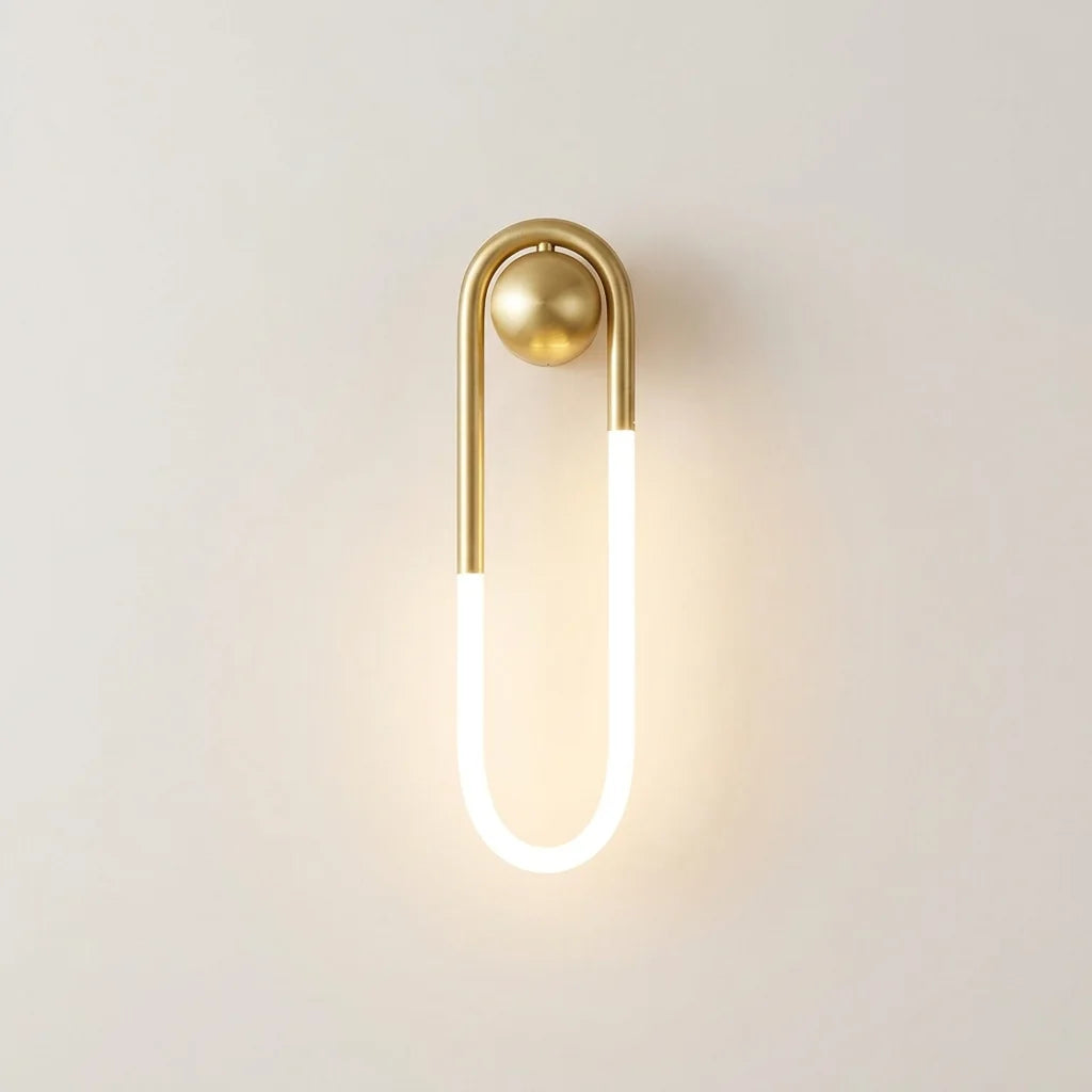 Applique murale LED en boucle dorée et tube opale, allumée
