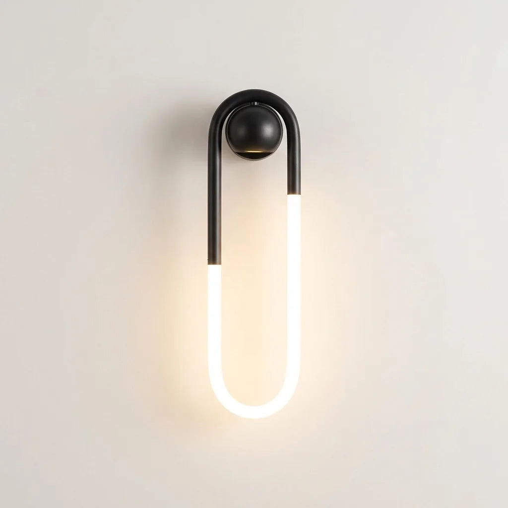 Applique murale LED en boucle noire et tube opale, allumée