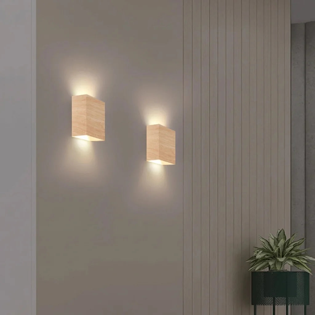 Deux appliques LED carrées effet bois clair dans un couloir gris