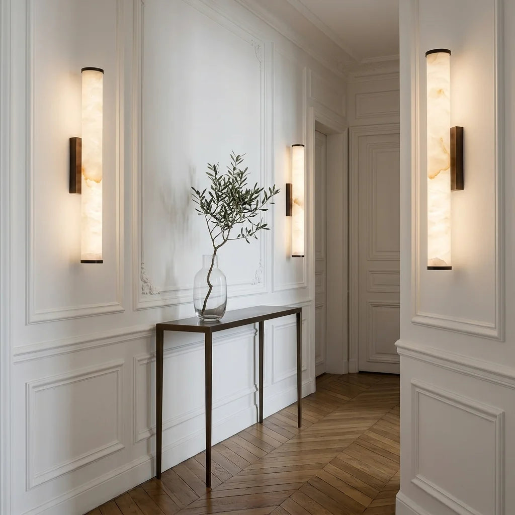 Appliques cylindre effet marbre dans un couloir haussmannien