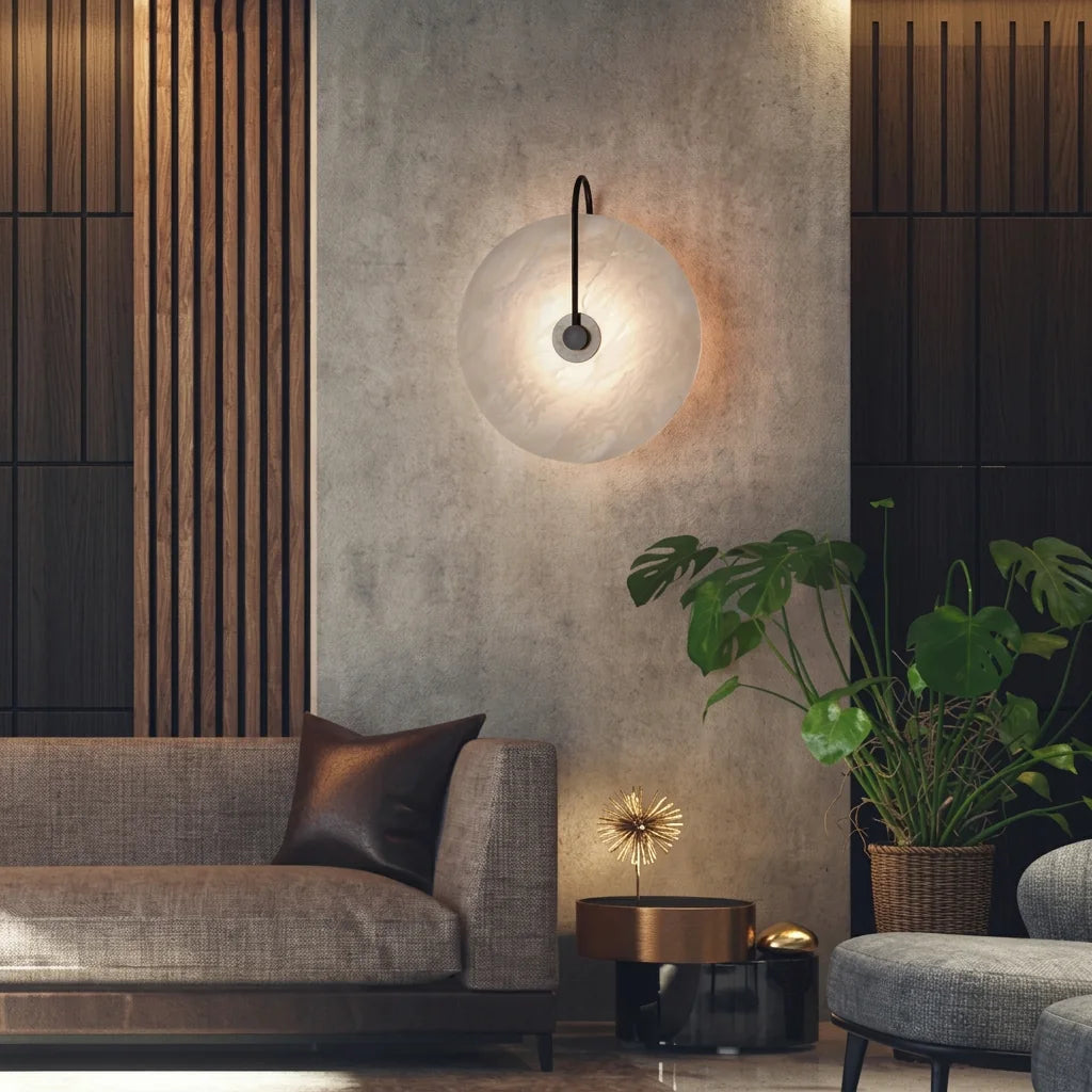 Applique disque en marbre au-dessus d'un canapé, mur effet béton