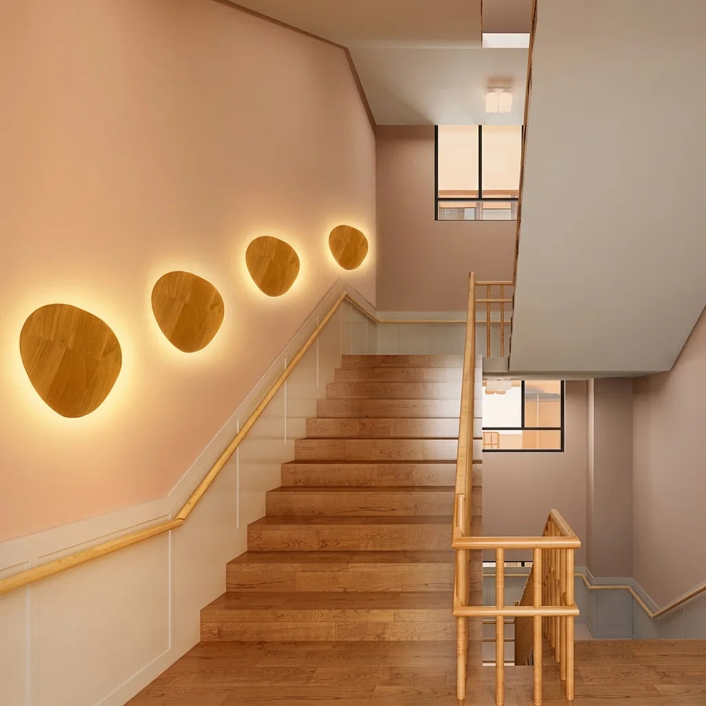 Appliques galet en bois éclairant une montée d'escalier