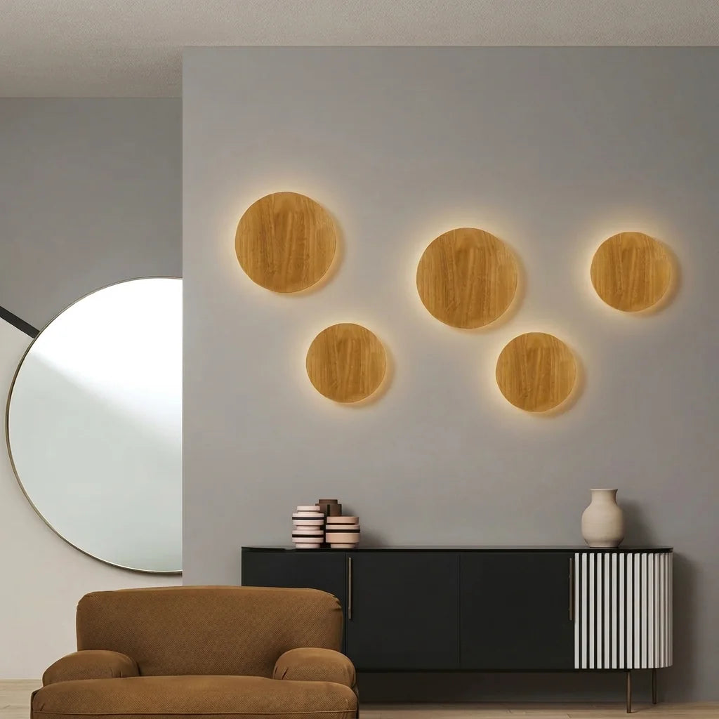 Composition d'appliques rondes en bois au-dessus d'un buffet noir