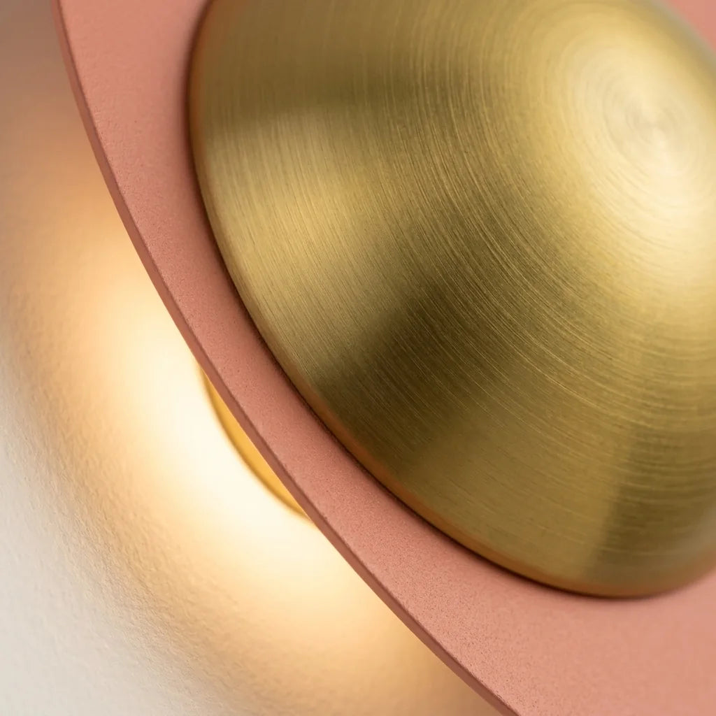 Calotte en laiton brossé et halo LED derrière le disque, vus de près