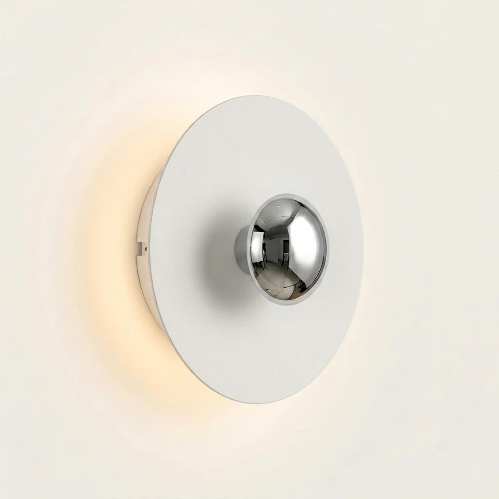 Applique murale LED disque blanc et calotte chromée, allumée