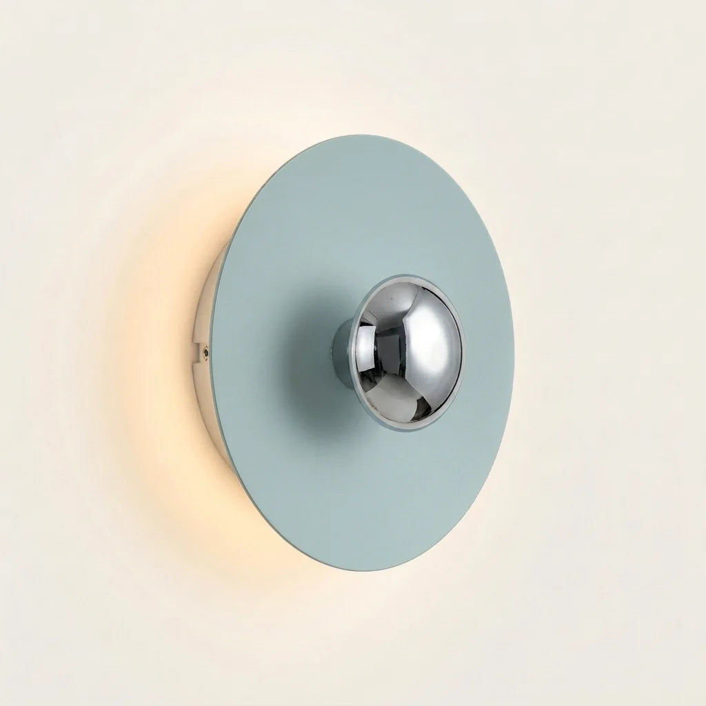 Applique murale LED disque bleu ciel et calotte chromée, allumée