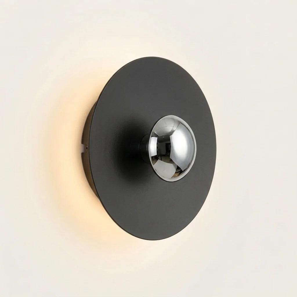 Applique murale LED disque noir et calotte chromée, allumée