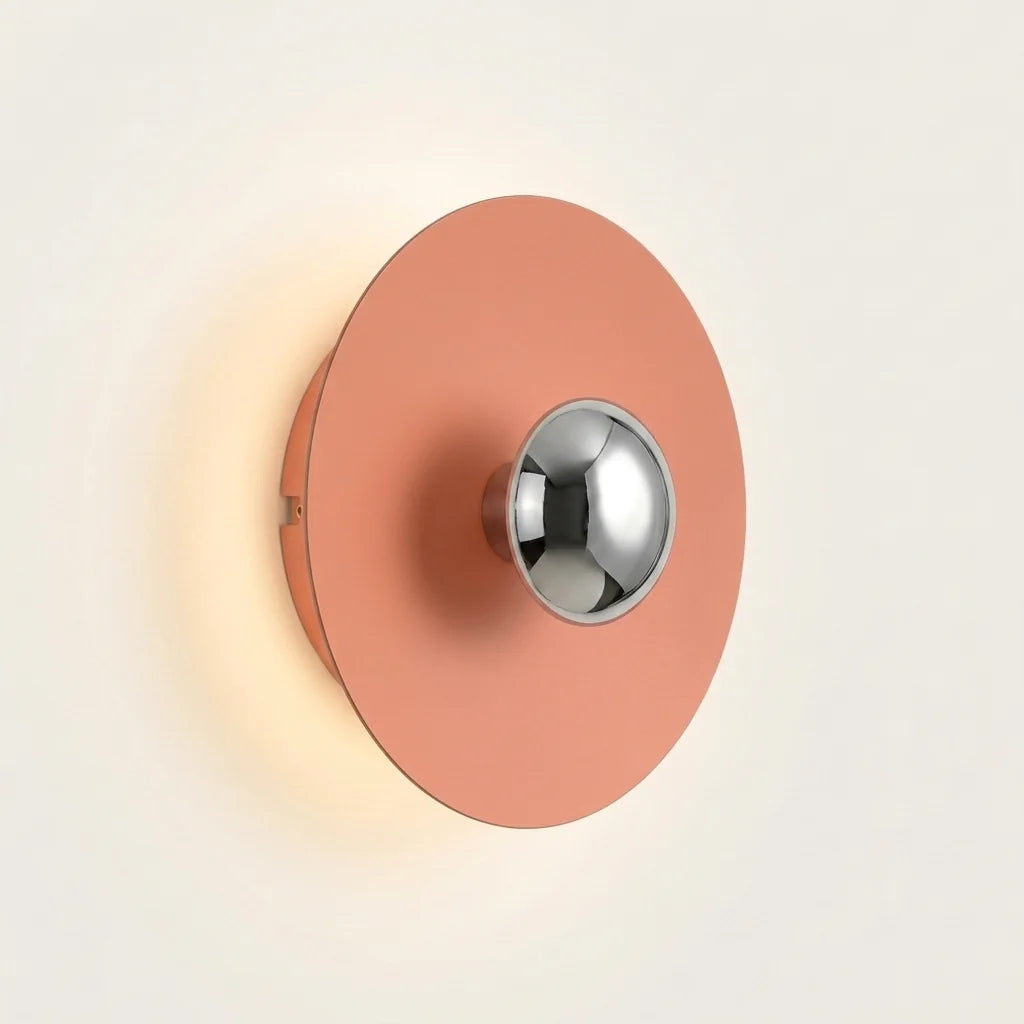 Applique murale LED disque saumon et calotte chromée, allumée