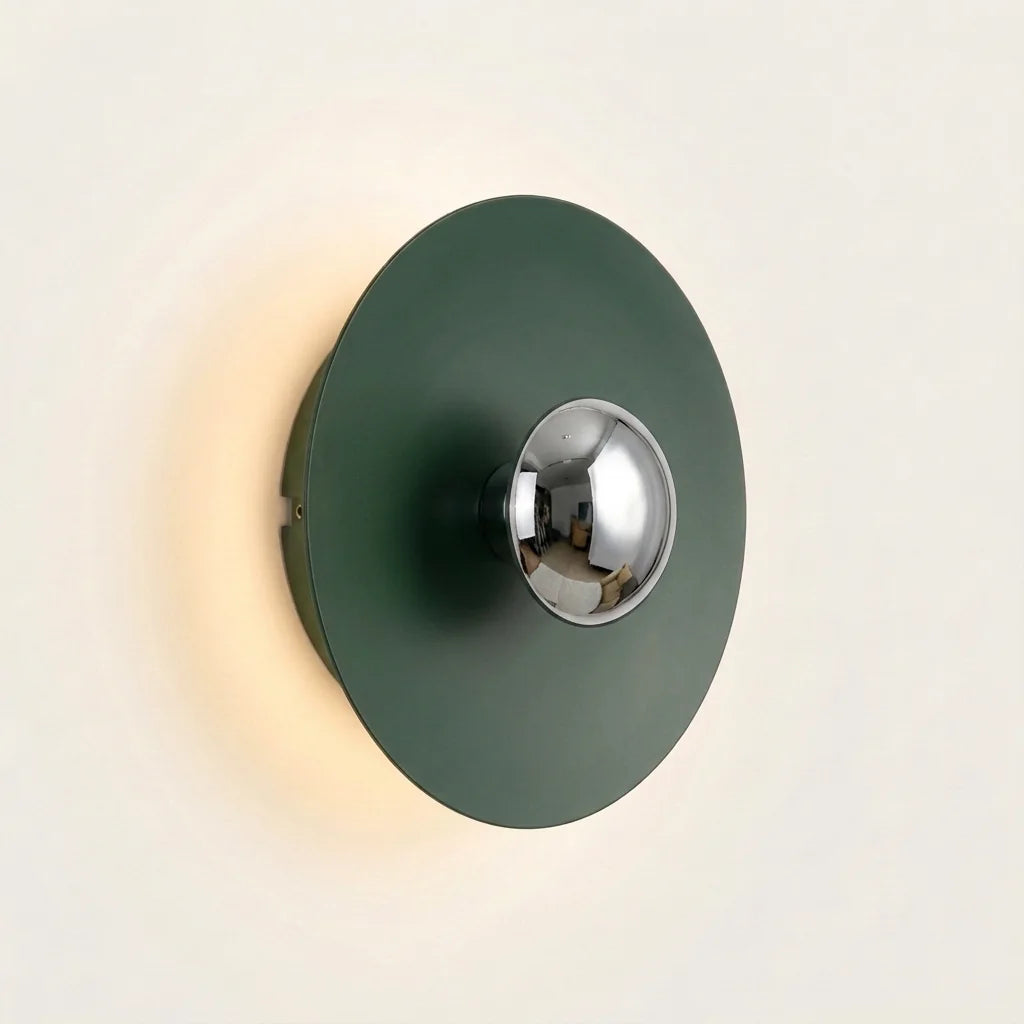 Applique murale LED disque vert et calotte chromée, allumée
