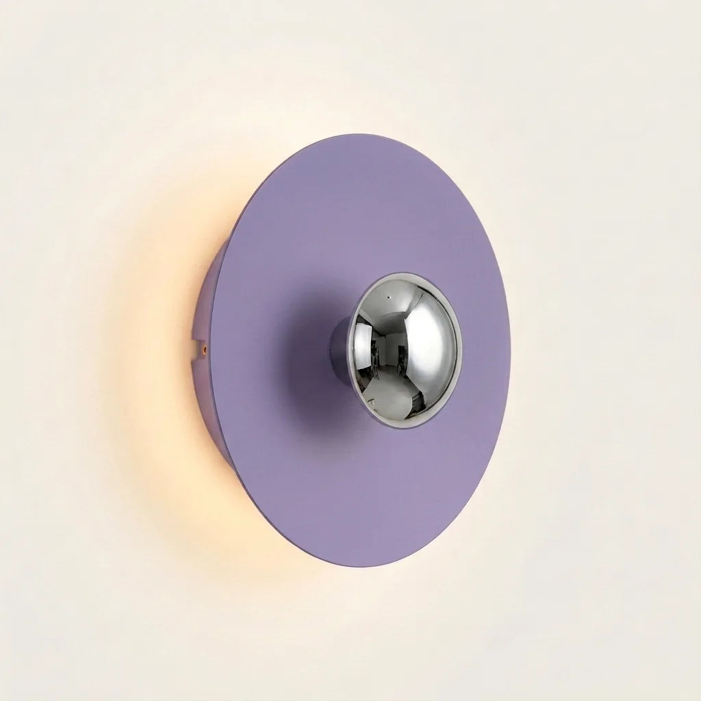 Applique murale LED disque violet et calotte chromée, allumée