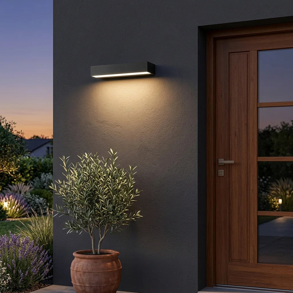 Applique LED étanche sur une façade grise près d'une porte en bois