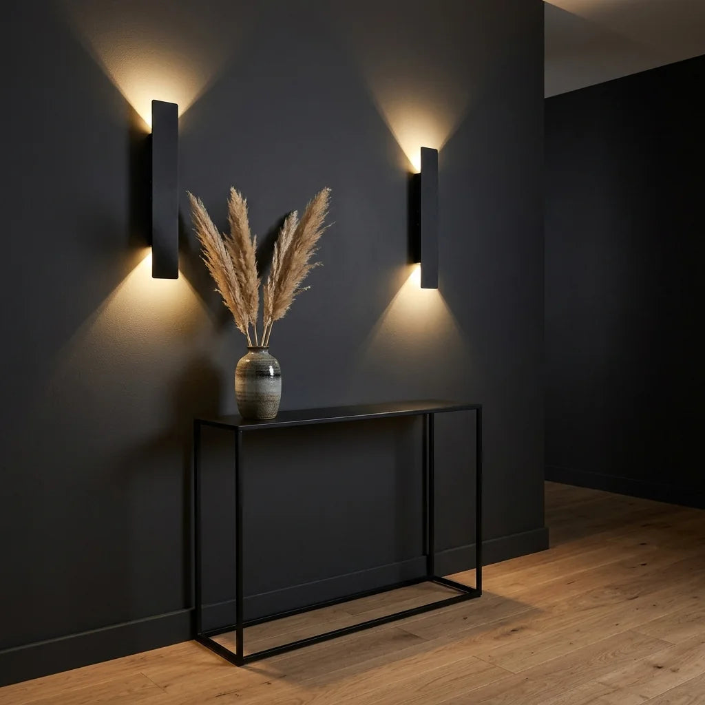 Deux appliques LED lames au-dessus d'une console sur un mur anthracite