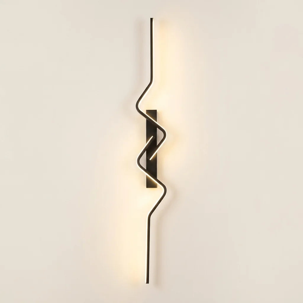 Applique murale LED ligne ondulée en aluminium noir, allumée