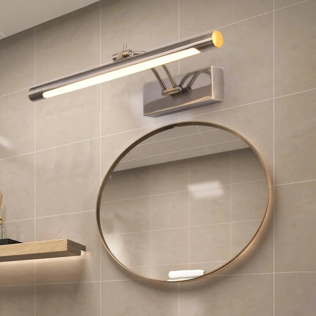Applique LED au-dessus d'un miroir rond sur carrelage beige